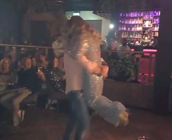 معجب يفاجئ فنانة لبنانية: اقتحم المسرح واحتضنها وحملها ودار بها أمام زوجته والحضور صورة رقم 1