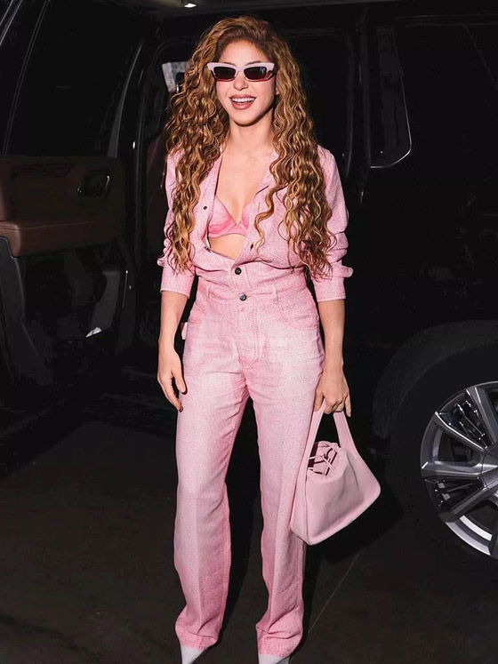 شاكيرا بأحدث جلسة تصوير: جمبسوت ونظارة شمس.. والمعجبون يعلّقون: شباب للأبد!  صورة رقم 6  شاكيرا بأحدث جلسة تصوير: جمبسوت ونظارة شمس.. والمعجبون يعلّقون: شباب للأبد!  صورة رقم 6