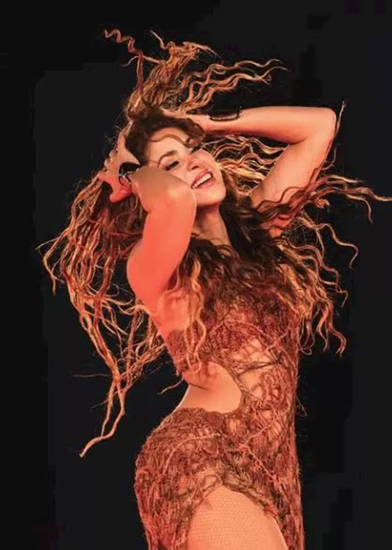 شاكيرا بأحدث جلسة تصوير: جمبسوت ونظارة شمس.. والمعجبون يعلّقون: شباب للأبد!  صورة رقم 1  شاكيرا بأحدث جلسة تصوير: جمبسوت ونظارة شمس.. والمعجبون يعلّقون: شباب للأبد!  صورة رقم 1