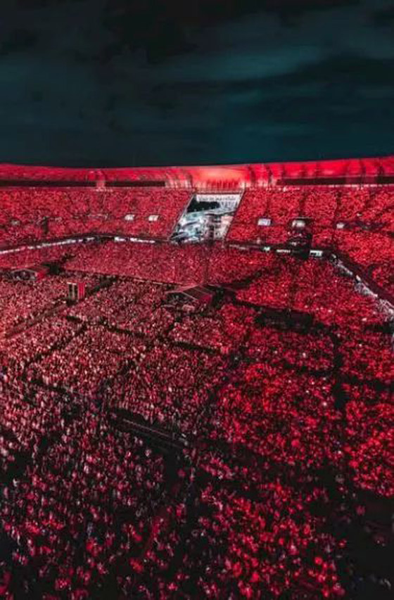 شاكيرا بأحدث جلسة تصوير: جمبسوت ونظارة شمس.. والمعجبون يعلّقون: شباب للأبد!  صورة رقم 2  شاكيرا بأحدث جلسة تصوير: جمبسوت ونظارة شمس.. والمعجبون يعلّقون: شباب للأبد!  صورة رقم 2