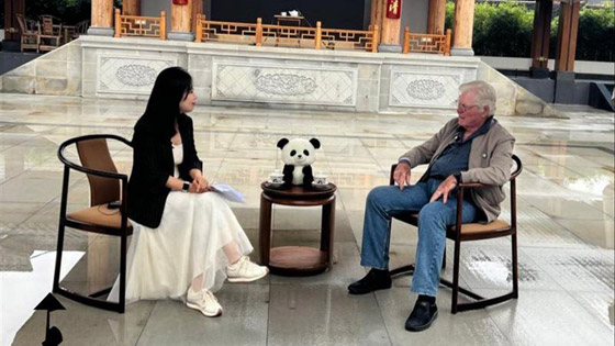 حسين فهمي يستغل ‏مهرجان القاهرة ويبدد المال العام ليسافر بالطائرة درجة أولى ويستأجر اغلى سيارة ويقيم بأفخم فندق! صورة رقم 2