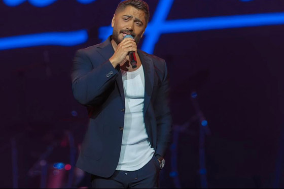  تامر حسني يفاجئ طفلة معجبة داخل مطعم.. رد فعلها مؤثر جدا صورة رقم 3