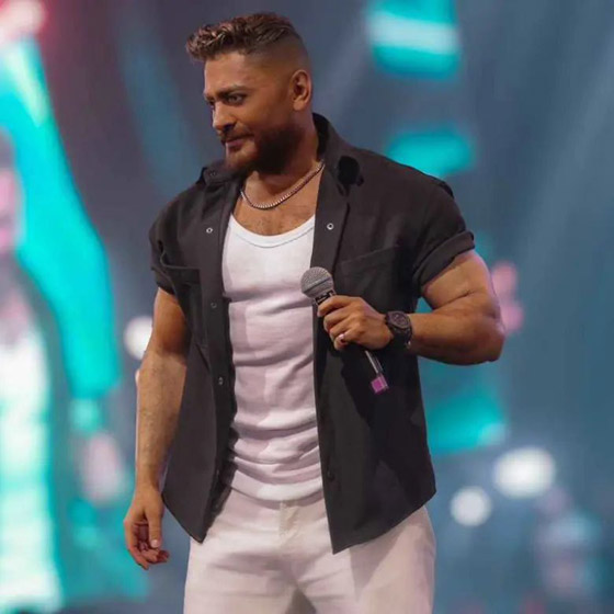  تامر حسني يفاجئ طفلة معجبة داخل مطعم.. رد فعلها مؤثر جدا صورة رقم 4