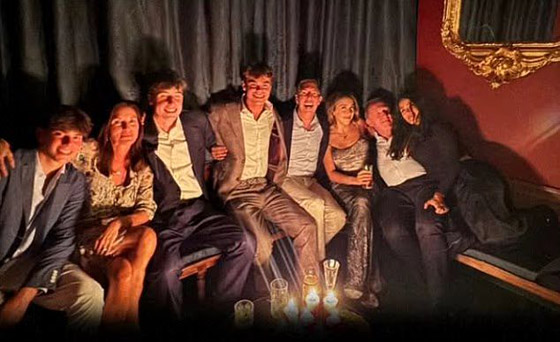 النجمة المكسيكية اللبنانية الأصل سلمى حايك تحتفل بأجواء ملكية مع ابنتها فالنتينا بعيد ميلادها الـ18 صورة رقم 5 النجمة المكسيكية اللبنانية الأصل سلمى حايك تحتفل بأجواء ملكية مع ابنتها فالنتينا بعيد ميلادها الـ18 صورة رقم 5