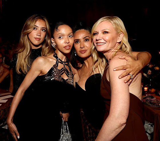 النجمة المكسيكية اللبنانية الأصل سلمى حايك تحتفل بأجواء ملكية مع ابنتها فالنتينا بعيد ميلادها الـ18 صورة رقم 2 النجمة المكسيكية اللبنانية الأصل سلمى حايك تحتفل بأجواء ملكية مع ابنتها فالنتينا بعيد ميلادها الـ18 صورة رقم 2