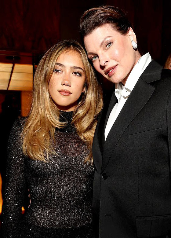 النجمة المكسيكية اللبنانية الأصل سلمى حايك تحتفل بأجواء ملكية مع ابنتها فالنتينا بعيد ميلادها الـ18 صورة رقم 7 النجمة المكسيكية اللبنانية الأصل سلمى حايك تحتفل بأجواء ملكية مع ابنتها فالنتينا بعيد ميلادها الـ18 صورة رقم 7