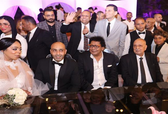 محمد منير يحتفل بعقد قران وزفاف ابنة شقيقته (صور) صورة رقم 1 محمد منير يحتفل بعقد قران وزفاف ابنة شقيقته (صور) صورة رقم 1