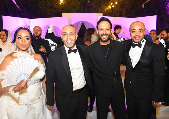 محمد منير يحتفل بعقد قران وزفاف ابنة شقيقته (صور) صورة رقم 11 محمد منير يحتفل بعقد قران وزفاف ابنة شقيقته (صور) صورة رقم 11