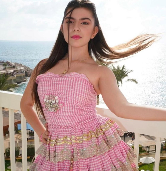 كيف ردّت جيني إسبر على انتقادات طالت ابنتها بسبب صورها؟ وما دخل باكستان وأفغانستان؟ صورة رقم 2 كيف ردّت جيني إسبر على انتقادات طالت ابنتها بسبب صورها؟ وما دخل باكستان وأفغانستان؟ صورة رقم 2