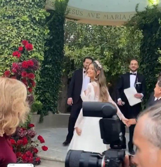 وليد توفيق يغني لإبنته من جورجينا رزق ليلة زفافها في إسبانيا.. لن تصدقوا كم تشبه والدتها ملكة جمال الكون! صورة رقم 6 وليد توفيق يغني لإبنته من جورجينا رزق ليلة زفافها في إسبانيا.. لن تصدقوا كم تشبه والدتها ملكة جمال الكون! صورة رقم 6