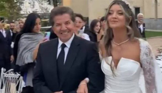 وليد توفيق يغني لإبنته من جورجينا رزق ليلة زفافها في إسبانيا.. لن تصدقوا كم تشبه والدتها ملكة جمال الكون! صورة رقم 7 وليد توفيق يغني لإبنته من جورجينا رزق ليلة زفافها في إسبانيا.. لن تصدقوا كم تشبه والدتها ملكة جمال الكون! صورة رقم 7