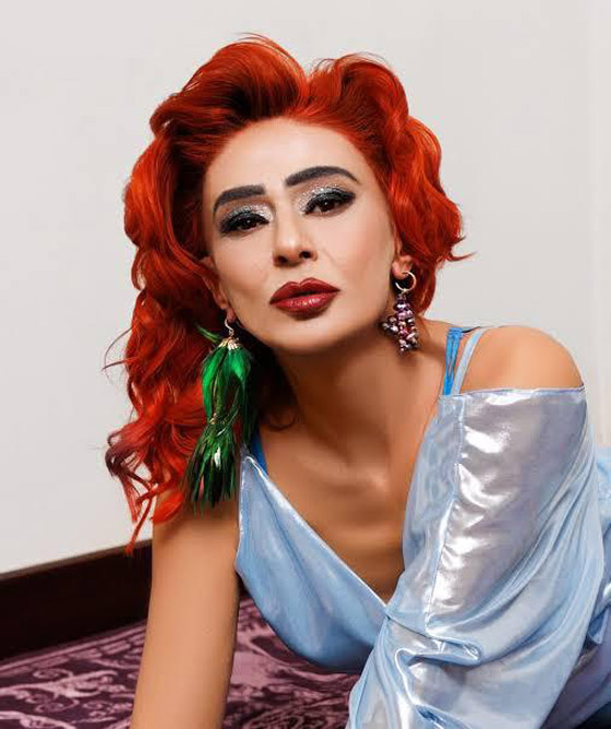 مغنية شهيرة تفاجئ الجمهور وتخلع (باروكتها) على المسرح! ما السبب؟ صورة رقم 1