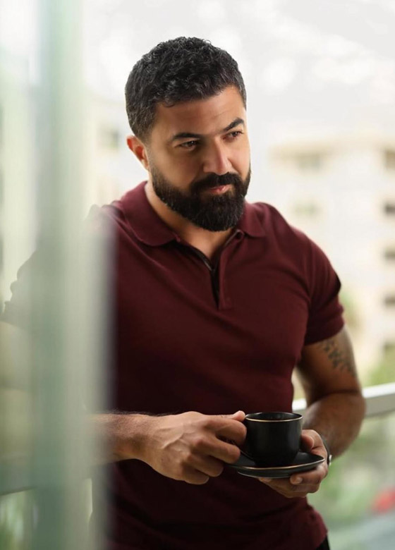 سيف نبيل يطمئن الجمهور بعد احتراق وجهه على المسرح صورة رقم 4