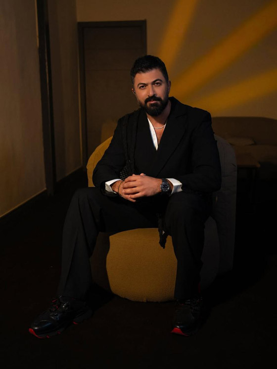 سيف نبيل يطمئن الجمهور بعد احتراق وجهه على المسرح صورة رقم 2