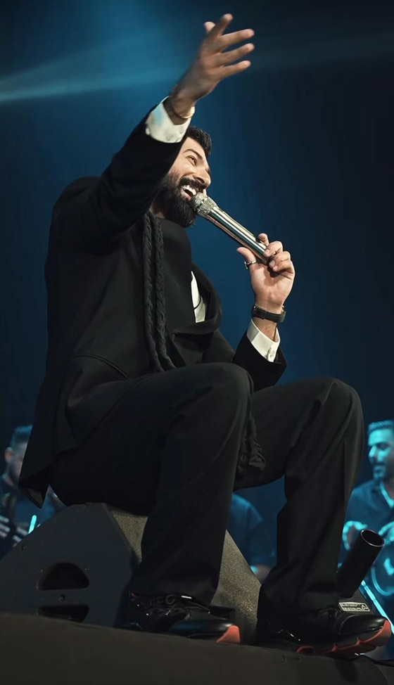 سيف نبيل يطمئن الجمهور بعد احتراق وجهه على المسرح صورة رقم 5