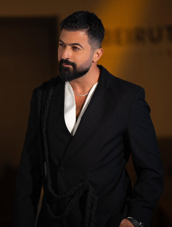 سيف نبيل يطمئن الجمهور بعد احتراق وجهه على المسرح صورة رقم 3