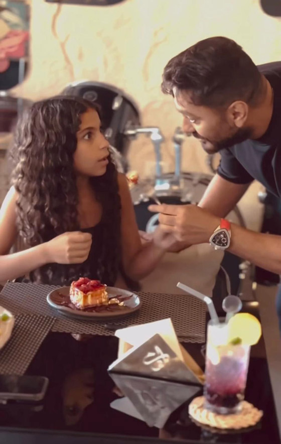  تامر حسني يفاجئ طفلة معجبة داخل مطعم.. رد فعلها مؤثر جدا صورة رقم 1