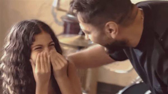  تامر حسني يفاجئ طفلة معجبة داخل مطعم.. رد فعلها مؤثر جدا صورة رقم 2