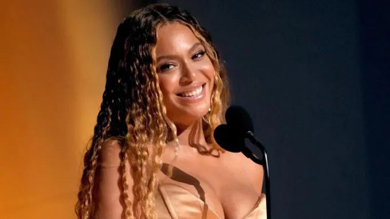 بيونسيه تلفت الأنظار في الدوحة بعباءة سوداء وحجاب... صورة رقم 7