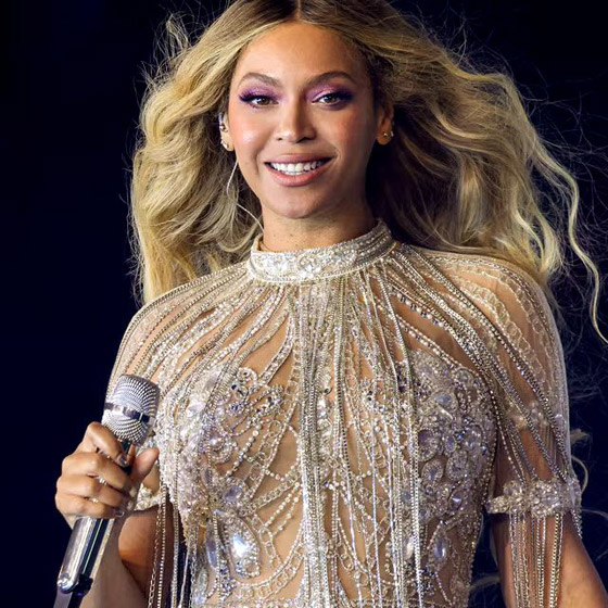 بيونسيه تلفت الأنظار في الدوحة بعباءة سوداء وحجاب... صورة رقم 6