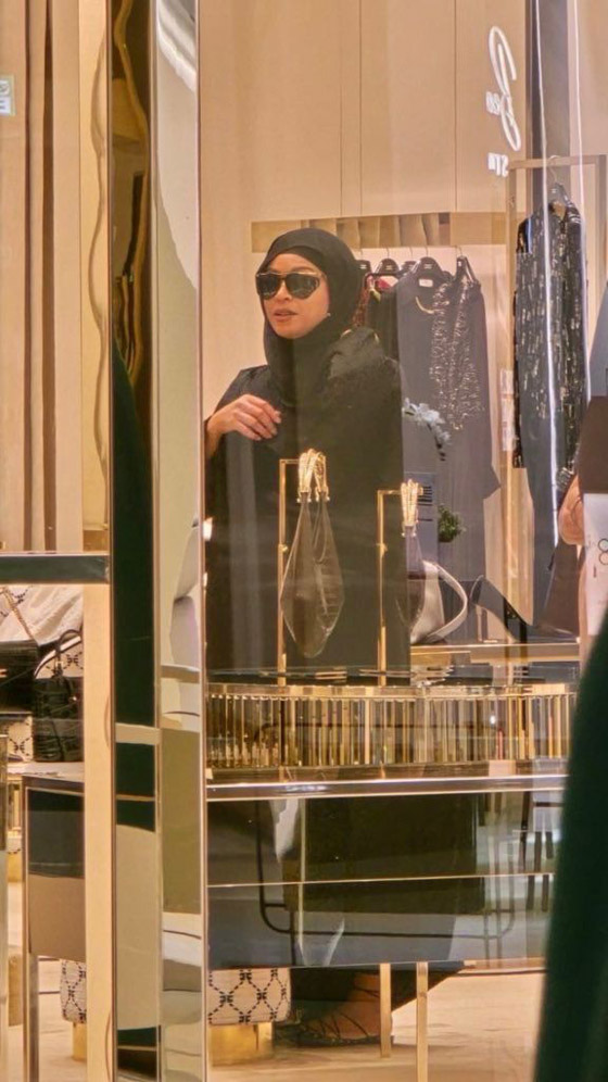 بيونسيه تلفت الأنظار في الدوحة بعباءة سوداء وحجاب... صورة رقم 2