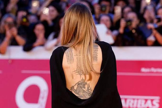 أنجلينا جولي تخطف الأنظار بفستان مفتوح الظهر يكشف الوشوم الكبيرة! صورة رقم 6