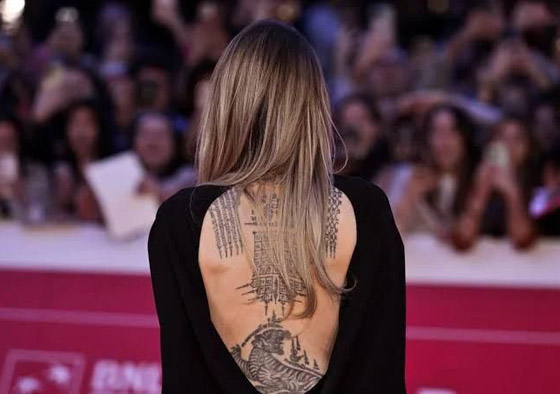 أنجلينا جولي تخطف الأنظار بفستان مفتوح الظهر يكشف الوشوم الكبيرة! صورة رقم 1