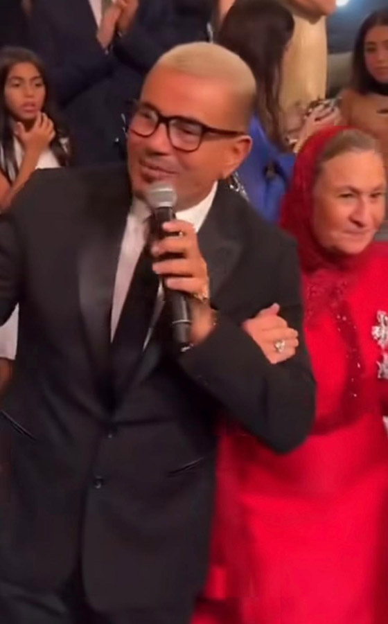 مشهد طريف: سيدة مسنّة خطفت الأضواء من عمرو دياب وتمسكت بذراعه رافضة ان تتركه صورة رقم 1