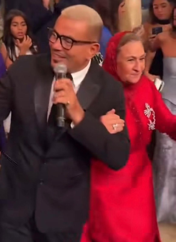 مشهد طريف: سيدة مسنّة خطفت الأضواء من عمرو دياب وتمسكت بذراعه رافضة ان تتركه صورة رقم 2