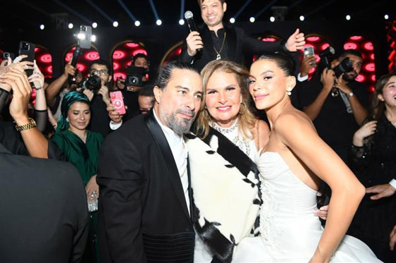 موقف محرج بحفل زفافهما: سقوط المخرج هادي الباجوري وعروسه! وفارق السن بينهما 21 عاما! صورة رقم 2