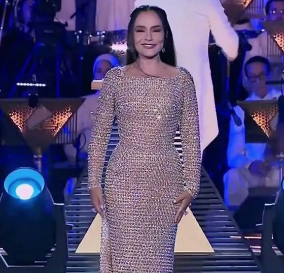 إطلالة أسطورية بعد غياب طويل لـ شريهان من إيلي صعب بافتتاح المتحف المصري الكبير صورة رقم 4