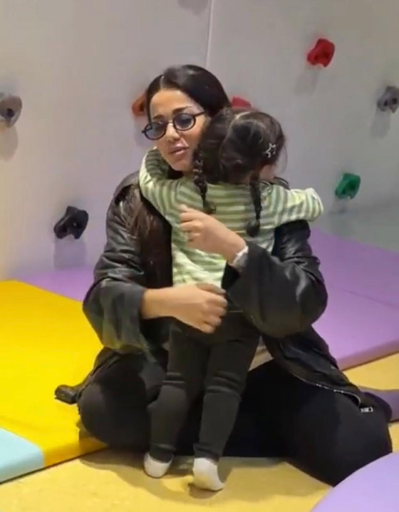 رحمة رياض في لحظات حب ودفء ولهو ومرح مع ابنتها  (عالية) صورة رقم 1