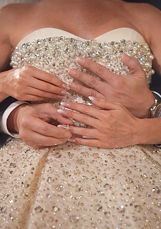  هيا كرزون شقيقة ديانا كرزون بإطلالة ملكية في حفل زفافها على رجل الأعمال عمر الكيكي صورة رقم 4