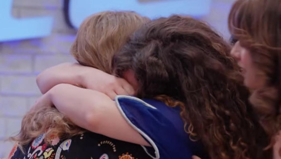 ذا فويس يفاجئ مشتركة سورية ويجمعها بعائلتها التي لم تلتق بها منذ ٥ سنوات! صورة رقم 3 ذا فويس يفاجئ مشتركة سورية ويجمعها بعائلتها التي لم تلتق بها منذ ٥ سنوات! صورة رقم 3