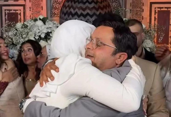 محمد هنيدي يحتفل بعقد قران ابنته فريدة.. العروس تبكي ووالدها يحتضنها صورة رقم 1 محمد هنيدي يحتفل بعقد قران ابنته فريدة.. العروس تبكي ووالدها يحتضنها صورة رقم 1