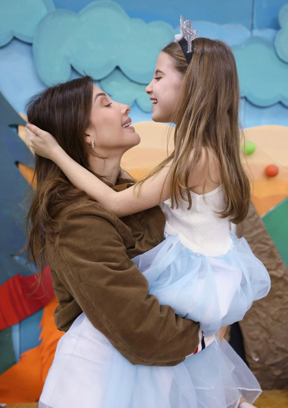 الطفلة ليا ابنة نانسي عجرم تغني وتخطف القلوب في حفل الكريسماس المدرسي.. فرخ البط عوّام! صورة رقم 2 الطفلة ليا ابنة نانسي عجرم تغني وتخطف القلوب في حفل الكريسماس المدرسي.. فرخ البط عوّام! صورة رقم 2