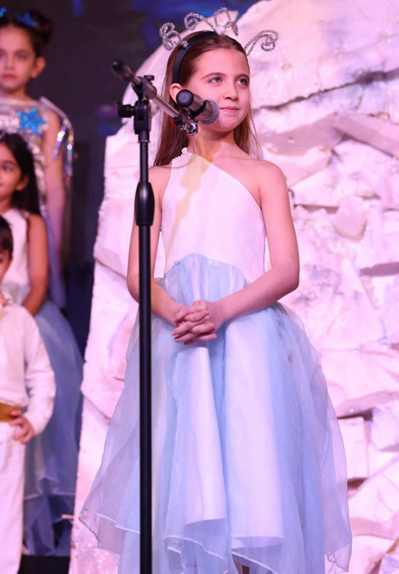 الطفلة ليا ابنة نانسي عجرم تغني وتخطف القلوب في حفل الكريسماس المدرسي.. فرخ البط عوّام! صورة رقم 1 الطفلة ليا ابنة نانسي عجرم تغني وتخطف القلوب في حفل الكريسماس المدرسي.. فرخ البط عوّام! صورة رقم 1