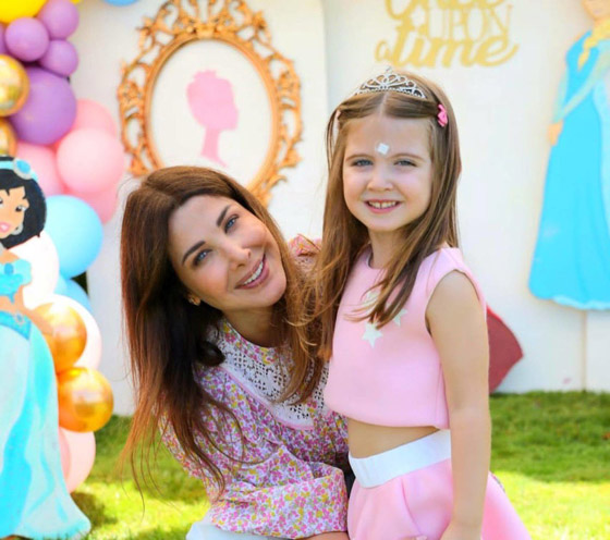 الطفلة ليا ابنة نانسي عجرم تغني وتخطف القلوب في حفل الكريسماس المدرسي.. فرخ البط عوّام! صورة رقم 4 الطفلة ليا ابنة نانسي عجرم تغني وتخطف القلوب في حفل الكريسماس المدرسي.. فرخ البط عوّام! صورة رقم 4