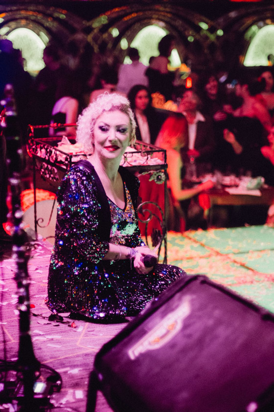 تفاصيل صادمة عن جريمة قتل المغنية التركية غوللو: ابنتها هي المتهمة الرئيسية وألقتها من الشرفة! صورة رقم 2 تفاصيل صادمة عن جريمة قتل المغنية التركية غوللو: ابنتها هي المتهمة الرئيسية وألقتها من الشرفة! صورة رقم 2