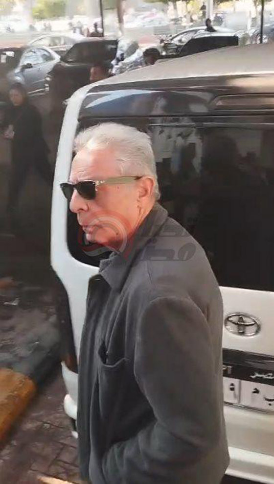  لماذا غاب أحمد الفيشاوي عن جنازة والدته سمية الألفي؟ صور.. صورة رقم 3
