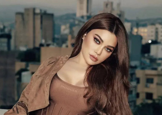 هيفاء وهبي تفاجئ الجمهور وتطلب من مصمم الأزياء ان يقصّ فستانها على المسرح صورة رقم 5