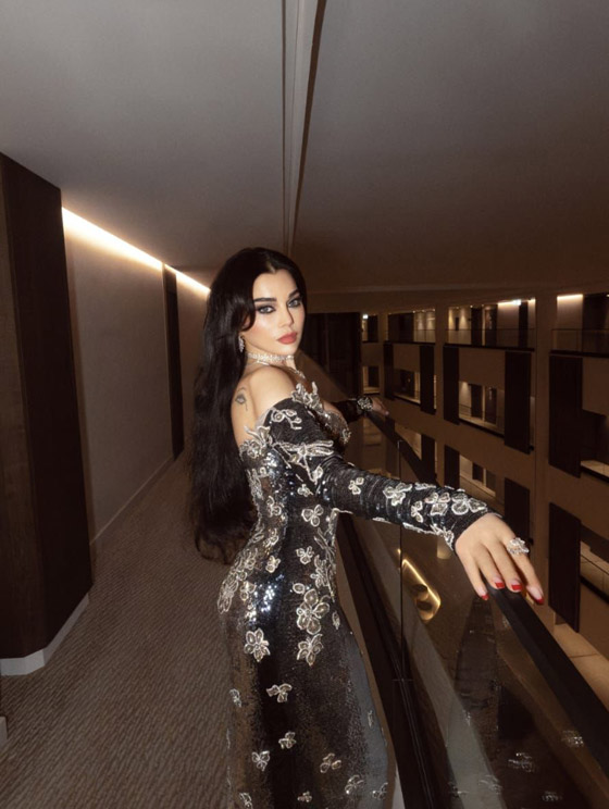 هيفاء وهبي تفاجئ الجمهور وتطلب من مصمم الأزياء ان يقصّ فستانها على المسرح صورة رقم 1