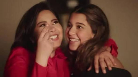  هنا ابنة شيرين عبد الوهاب تفاجئ الجميع وتغني لوالدتها (على بالي).. تشابه في الصوت والإحساس والشكل! صورة رقم 5