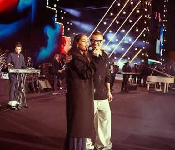 جانا عمرو دياب تشارك والدها الهضبة في غناء (خطفوني) وتخطف الأضواء  صورة رقم 1