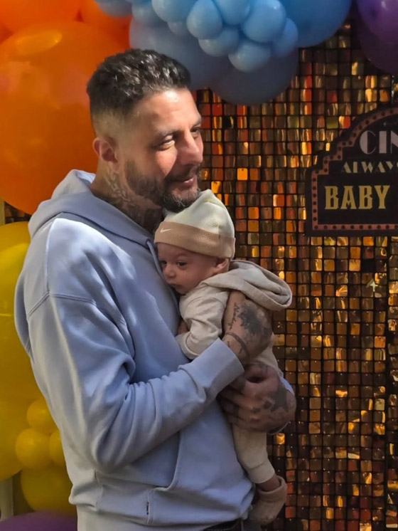 أحمد الفيشاوي يحمل طفلاً رضيعاً ويقول انه اصبح (جدّو).. هل هو فعلا حفيده؟ صورة رقم 2