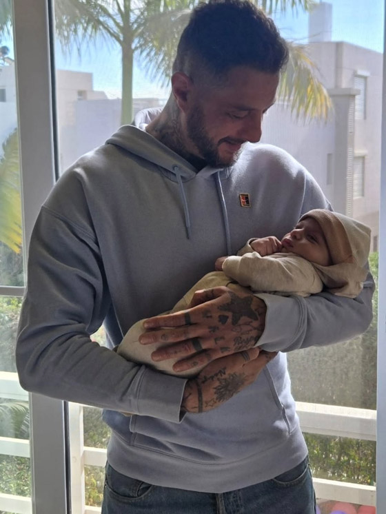 أحمد الفيشاوي يحمل طفلاً رضيعاً ويقول انه اصبح (جدّو).. هل هو فعلا حفيده؟ صورة رقم 1