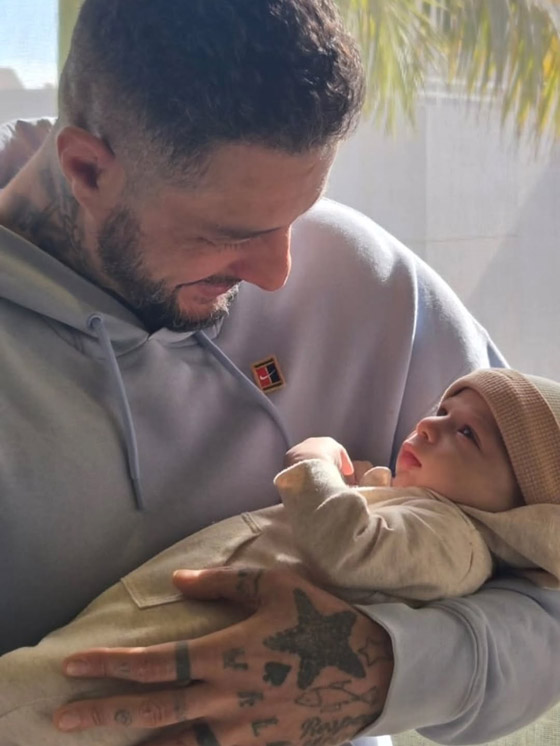 أحمد الفيشاوي يحمل طفلاً رضيعاً ويقول انه اصبح (جدّو).. هل هو فعلا حفيده؟ صورة رقم 3