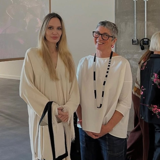 أنجلينا جولي في زيارة مفاجئة إلى قطر في الدوحة.. اطلالة بسيطة تُشعل السوشال ميديا  صورة رقم 3