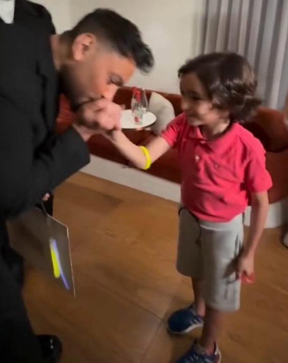 الطفل أليكس يشتكي لتامر حسني متألما من تنمّر زملائه عليه! كيف رد عليه نجم الجيل؟ صورة رقم 3