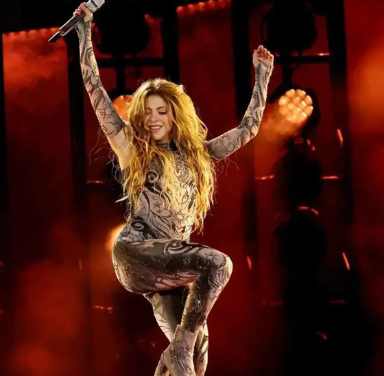  سقوط شاكيرا بشكل مفاجئ على المسرح يثير القلق لدى الجمهور صورة رقم 5